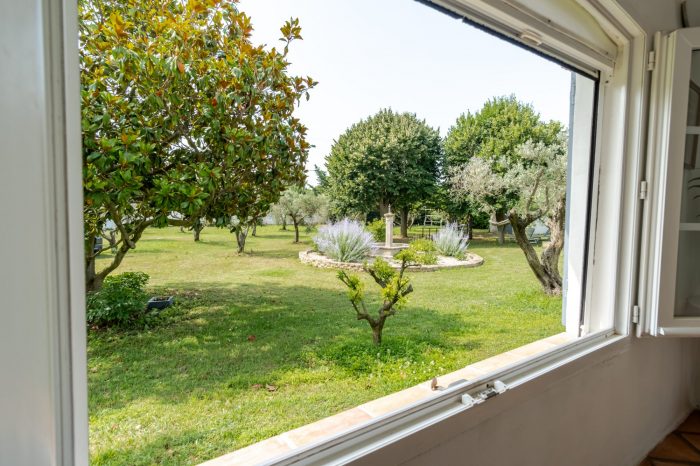 Vue sur le jardin depuis les baies