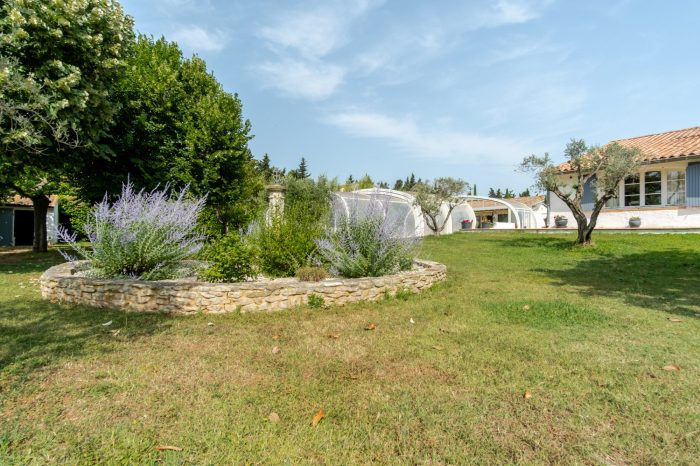 Perspective sur la villa et son jardin