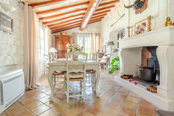 Salle à manger avec cheminée en pierre