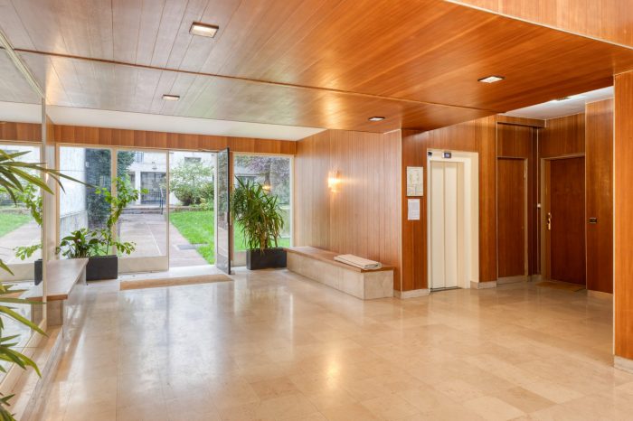 Common hall in precious wood with elevator
