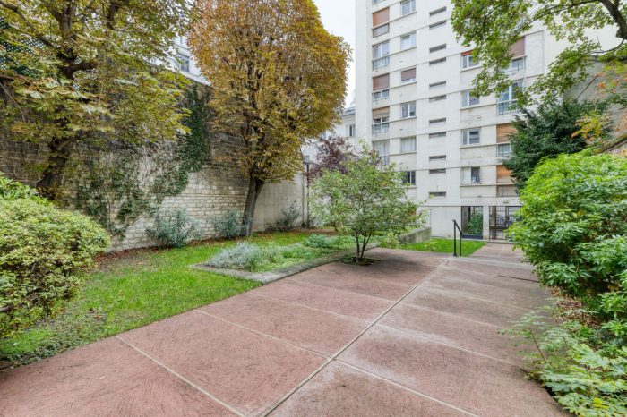 Co-ownership tree-lined garden