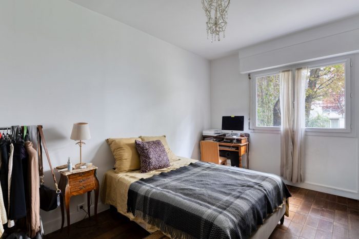 Bedroom — desk area
