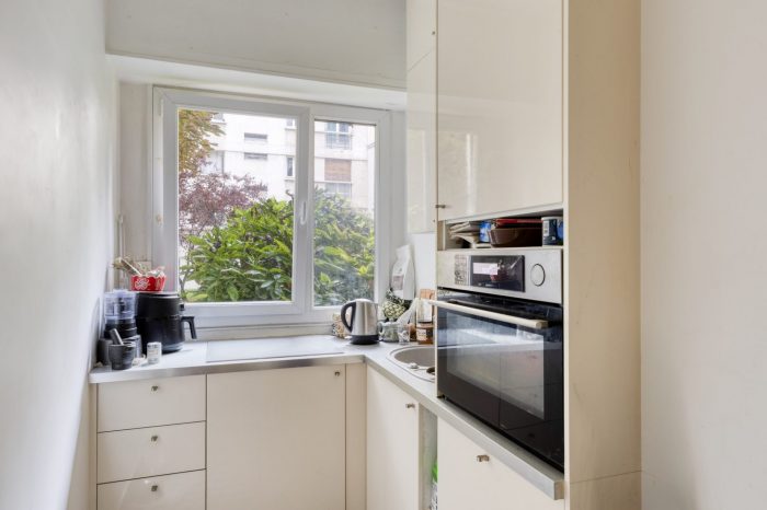 Equipped kitchen with garden view