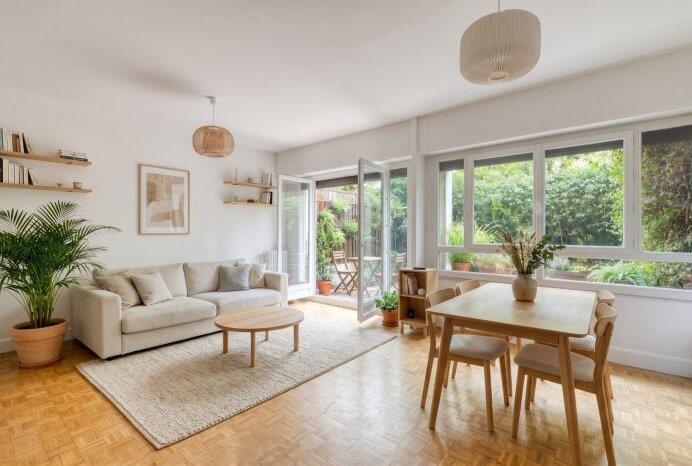 Living room with private garden view — Paris 16 Faisanderie