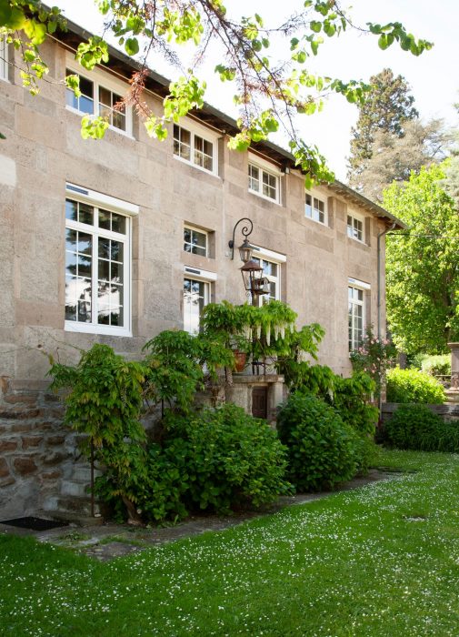 Parc arboré avec conifères et cèdres