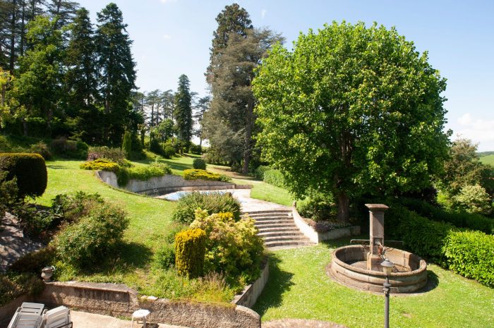 Fontaine décorative dans le parc
