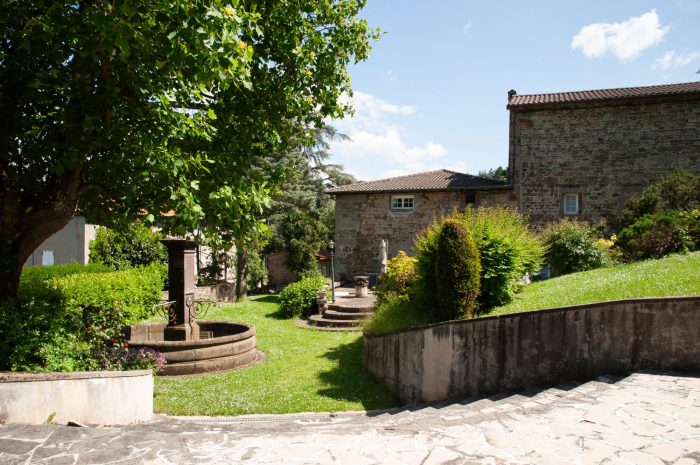 Cour arrière avec fontaine